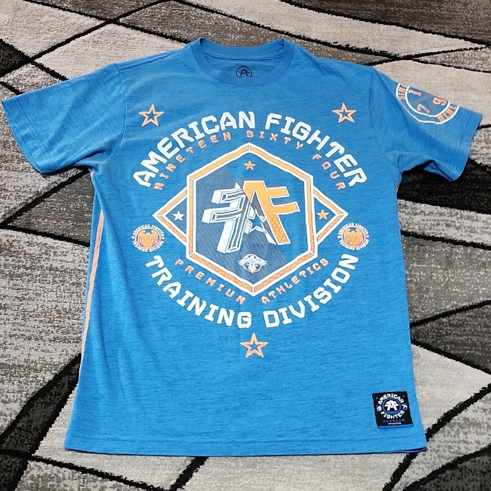 AMERICAN FIGHTER BUCKLE EXCLUSIVE BLUE & ORANGE GEOMETRIC SHIELD TEE-SHIRT